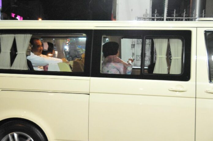 Her Majesty the Queen accompanying His Majesty the King en route to Bangkok’s Siriraj Hospital, 6 August 2014.