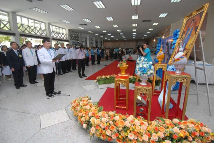 Udom Kachinthorn, the director of Siriraj Hospital’s Faculty of Medicine, wishing a happy birthday to Her Majesty the Queen in a ceremony at Siriraj Hopsital on 12 August 2014.<br />