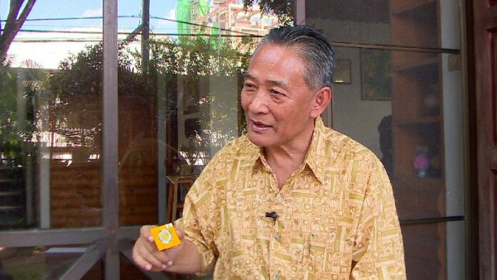 Attanop Kaewpathumthip, architect and coin enthusiast, showed Khaosod his rare 1990-minted 10 baht coin, 12 August 2014.