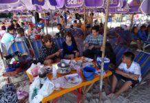 Hua Hin Beach Vendors Defend High Price, Land Encroaching
