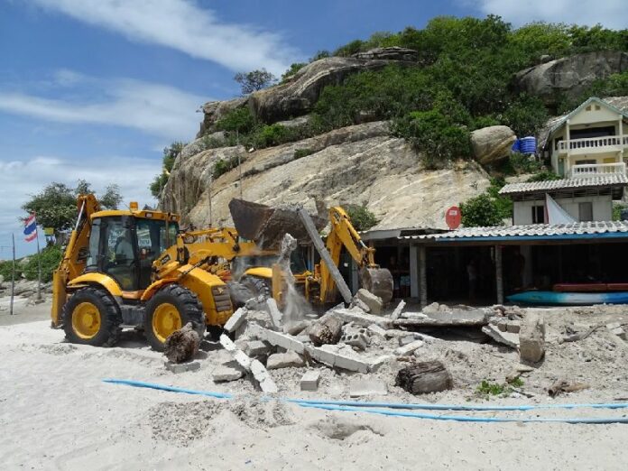 Officials dismantle a food stall on Hua Hin beach that was encroaching on public land, 13 August 2014.