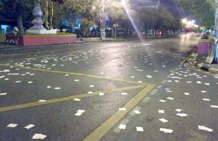 Hundreds of anti-coup flyers were laid along a stretch of Ratchadamnoen Avenue this morning, a historic road in Bangkok that is home to the military junta’s headquarters, 15 August 2014.<br />