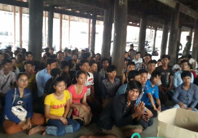 180 Cambodians were stranded in Samut Sakorn province after a Thai broker scammed them with the promise of jobs in exchange for 20,000 baht each, 20 August 2014.<br />
