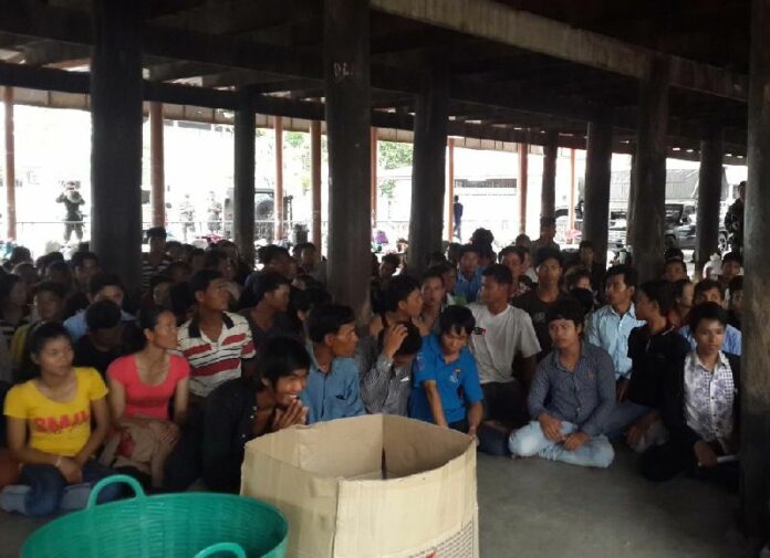 190 Cambodian workers who were originally thought to be victims of a scam were brought to Wat Tha Sao Temple to receive food and water on 20 August 2014.
