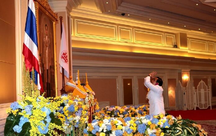 Gen. Prayuth thanking a portrait of HM the King after receiving his royal endorsement to become the country's next Prime Minister, 25 August 2014.