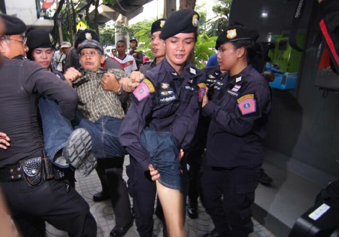 Police detained Veera Somkwamkid for organizing an energy reform march on 25 August 2014 in Bangkok.<br />