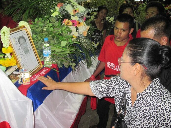 Redshirt demonstrators pay respect to the coffin a fellow protester who was killed in the crackdown, 12 April 2010.<br />