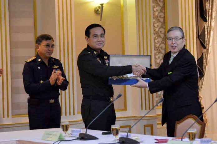 Gen. Prayuth Chan-ocha meeting with Japanese investors at the Army HQ in Bangkok, 28 August 2014.<br />
