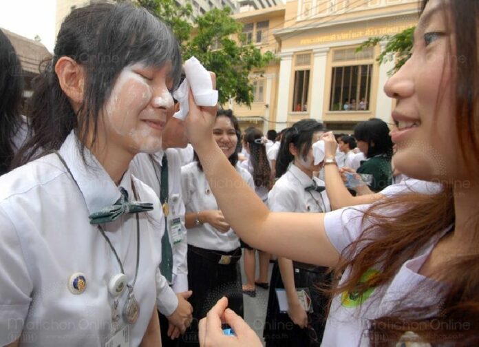 Students from Faculty of Medicine Siriraj Hospital, Mahidol University, wear mock make-up during a rub nong ceremony in Bangkok on 28 January 2012.