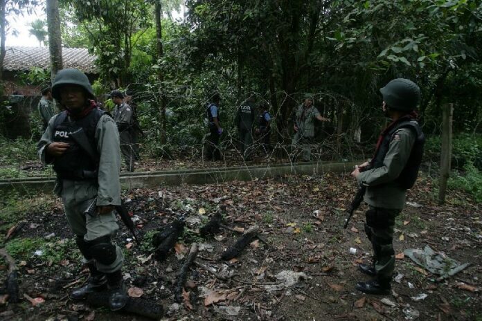 Security officers in Narathiwat province on 27 April, 2014.<br />