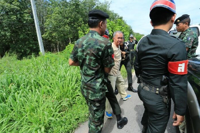 Soldiers detain activists from "Energy Reform" group in Songkhla province on 2 Sept 2014.<br />