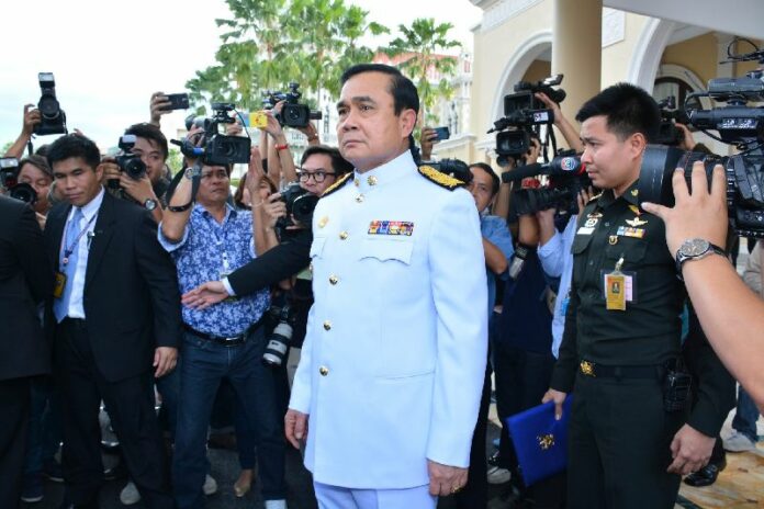 General Prayuth Chan-ocha on his way to Siriraj Hospital on 4 Sept 2014 to take an oath before HM the King. <br />
