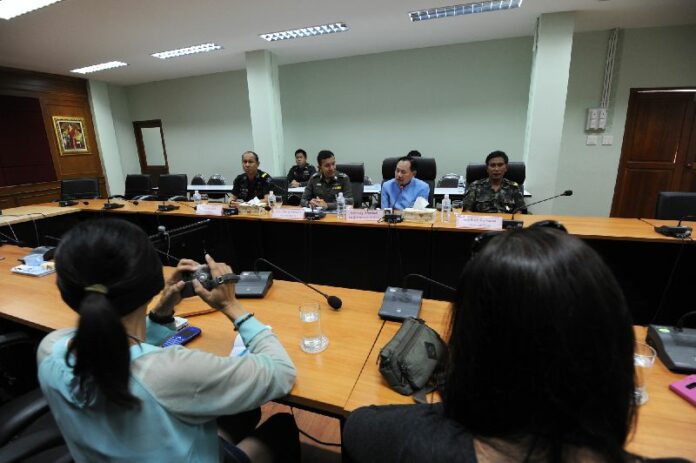 A southern army volunteer has confessed to shooting a 14-year-old Muslim boy and then planting a firearm in his hand to falsely frame the teenager as an insurgent, officials said at a press conference in Narathiwat province on 5 September 2014.<br />