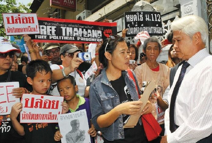 Activists in favour of abolishing lese majeste law submit a petition to then-Deputy Prime Minister Yongyuth Wichaidit, 15 May 2012. <br />