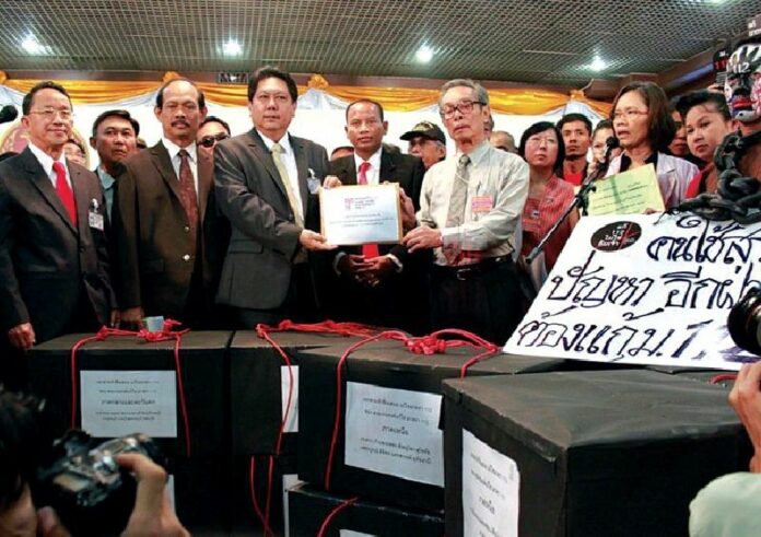 Activists in favour of amending lese majeste law submit their petition to the government, 29 May 2012.