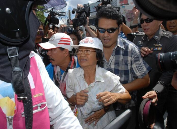 Undercover police officers take an anti-coup protester away from a rally in central Bangkok, 1 June 2014<br />