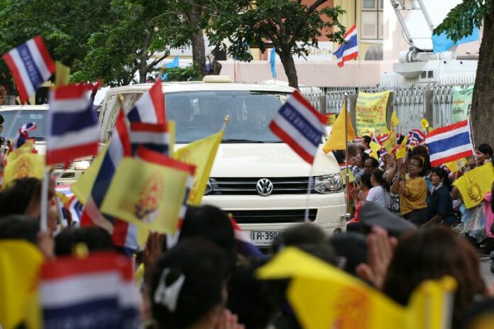HM the King left Siriraj hospital for his summer palace in a royal motorcade on 15 Sept 2014.