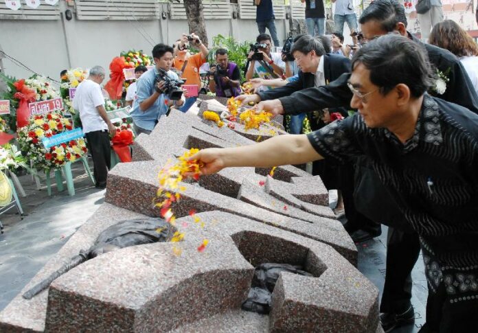 The public commemorating the 6 Oct 1976 massacre of student activists at Thammasat University on 6 Oct, 2013.