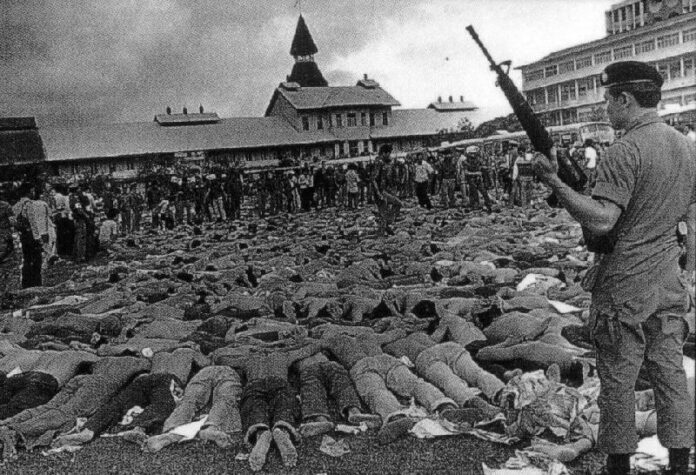 Police force student activists to lie on their stomachs during the 6 October 1976 crackdown at Thammasat University.<br />