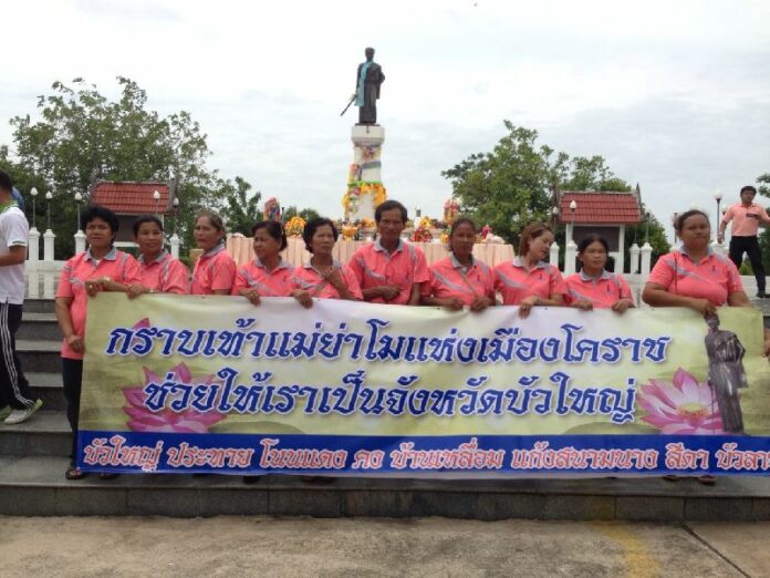 Pro-separation activists rally in front of a statue of Lady Suranaree in Nakon Ratchasima's town centre on 14 Sept 2014.