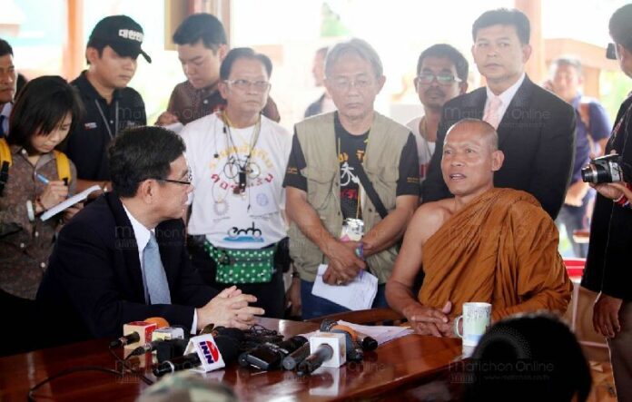 Somchai (left) meets with Buddha Issara, a core activist of anti-election campaign, 5 February 2014<br />