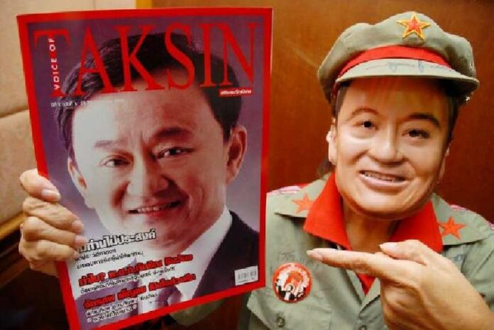 Redshirt activist holding the first issue of the now-defunct Voice of Taksin magazine in 2009.<br />