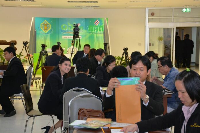 People file applications for NRC in Bangkok, August 2014.
