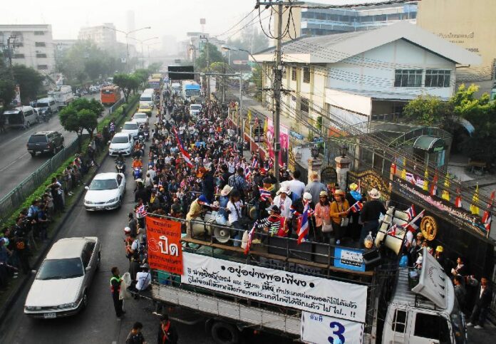 Anti-election protesters force a polling station in Bang Kapi district to close down, 26 January 2014.<br />