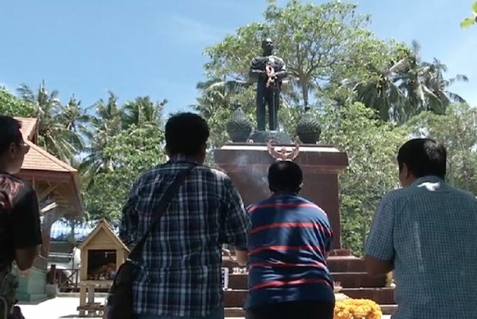 Locals on Koh Tao pray to a statue of Rama V for police to find the culprit behind the gruesome murder of two British Tourists. 21 Sept, 2014.