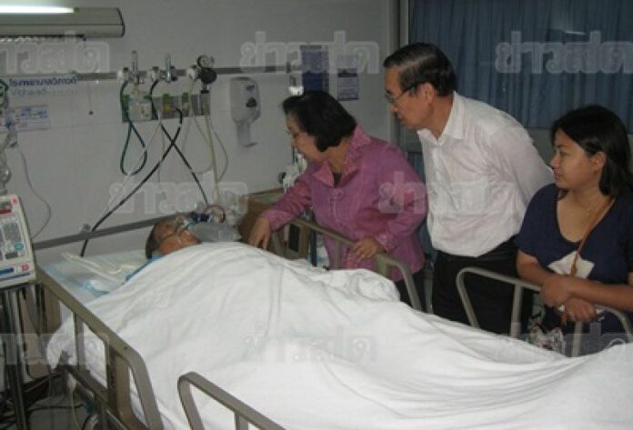 Leaders of the United Front for Demoncracy Against Dictatorship (UDD), Thida Thavornseth (left) and Weng Tojirakarn (centre) visiting Mr. Arkaew in hospital, 2 February 2014.<br />