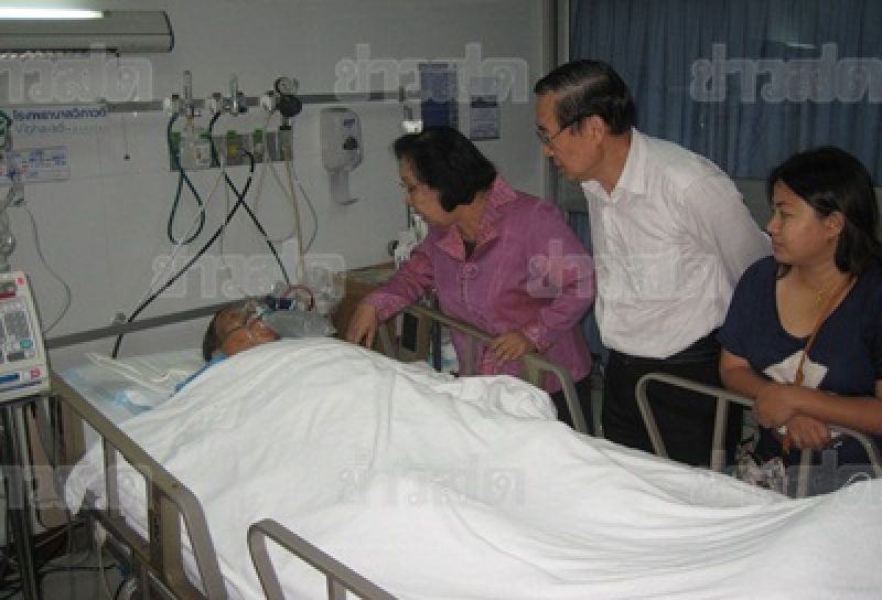 Leaders of the United Front for Demoncracy Against Dictatorship (UDD), Thida Thavornseth (left) and Weng Tojirakarn (centre) visiting Mr. Arkaew in hospital, 2 February 2014.<br />