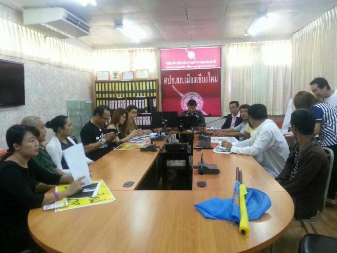 A group of ultra-royalists in Chiang Mai province asked police to take action against a Facebook user who allegedly insulted the monarchy, 29 Sept 2014.<br />