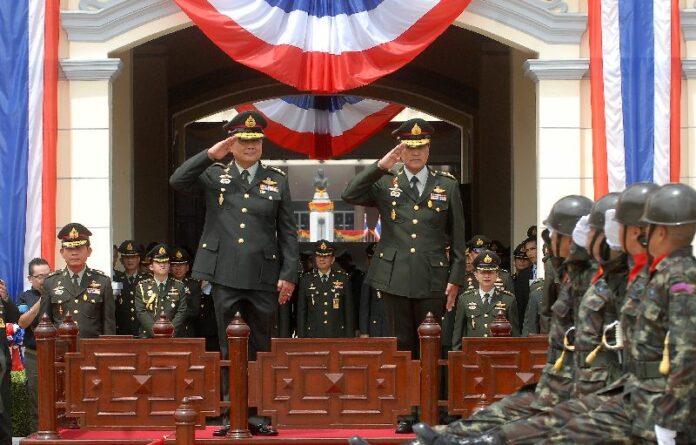 Gen. Prayuth Chan-ocha (L) and Gen. Udomdet Sitabutr (R) at a parade on 30 Sept 2014.<br />
