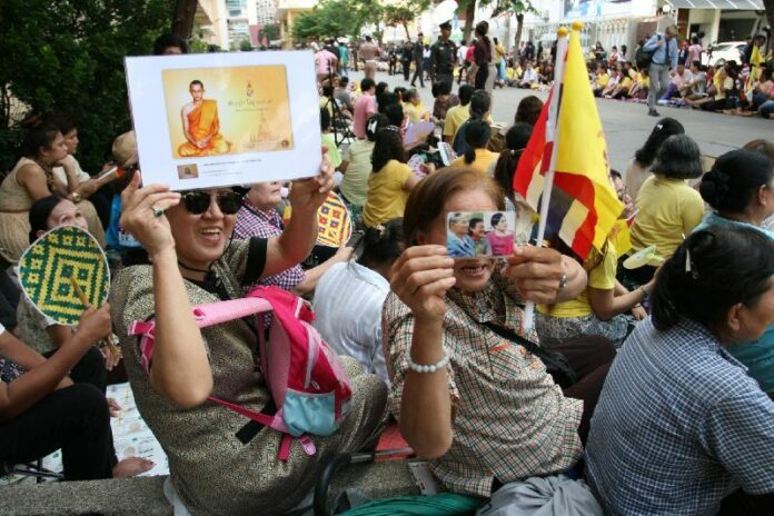 Crowds of well-wishers lined the roads in Bangkok and shouted "Long live the King" as His Majesty the King left Siriraj Hospital on 15 Sept 2014.<br />