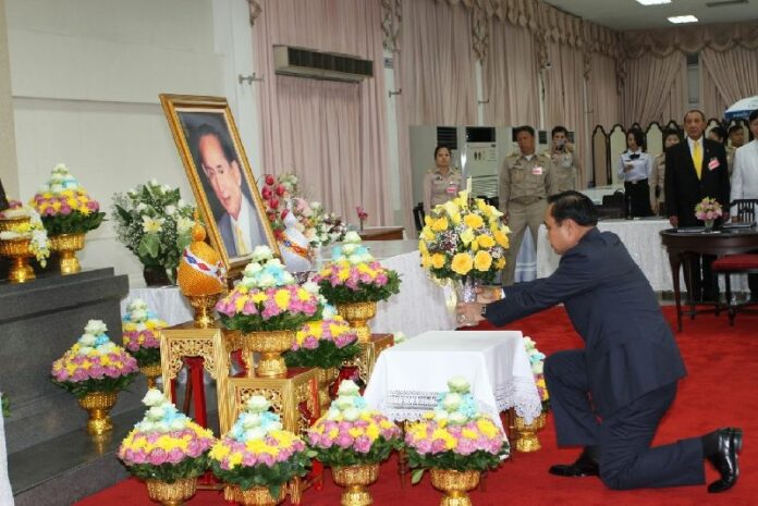 Junta leader and PM Prayuth Chan-ocha wishing HM the King a speedy recovery on 6 October 2014.