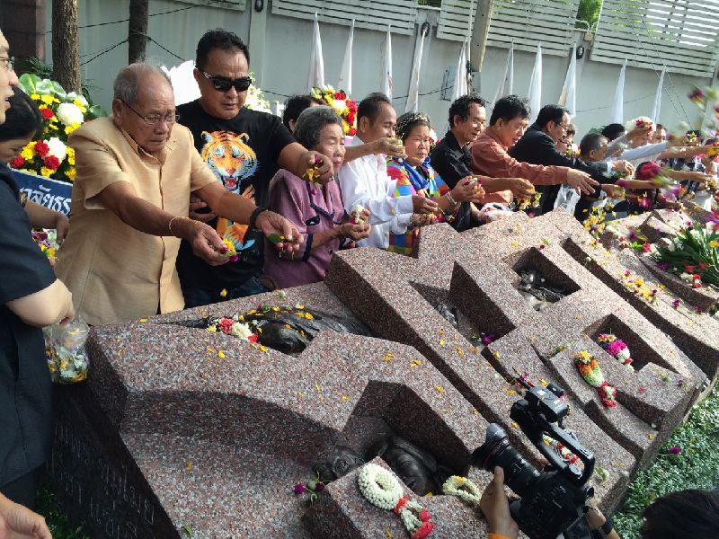 More than 50 participants laid flowers at the October 1976 massacre monument at Thammasat University on Oct. 6, 2014.