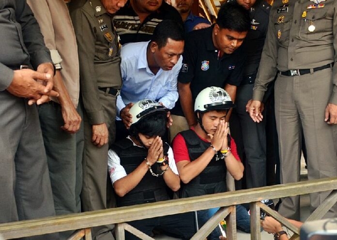 Police officers order the two Burmese suspects to apologise for allegedly murdering two British tourists on Koh Tao, 3 October 2014.