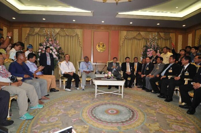Anti-government Senators welcome PCAD leader Suthep Thaugsuban to the House of Parliament to discuss plans for an appointed PM, 12 May 2014.