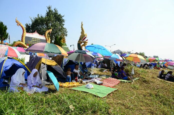 Locals in Nong Kai were forced to take down a massive poster that welcomed “Her Excellency, Ms. Yingluck Shinawatra, The 28th Prime Minister of Thailand,” 8 Oct 2014.<br />