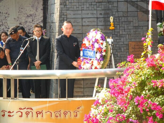 Panadda Diskul, head of the Prime Minister's Office, laying wreath in commemoration of the 1973 student uprising on 14 Oct, 2014.<br />