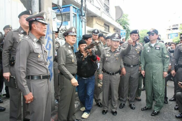 The suspects re-enact their crime for police on Ratchadamnoen Avenue in September 2014.