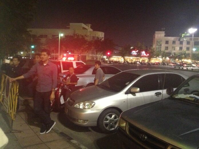 Police cars and plain-clothed officers stationed near the Redshirt dinner party by Democracy Monument on 14 Oct 2014.