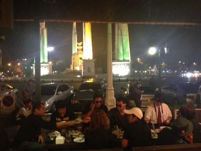 A group of Redshirt activists dined near Democracy monument to commemorate the 1973 student uprising on 14 October.<br />