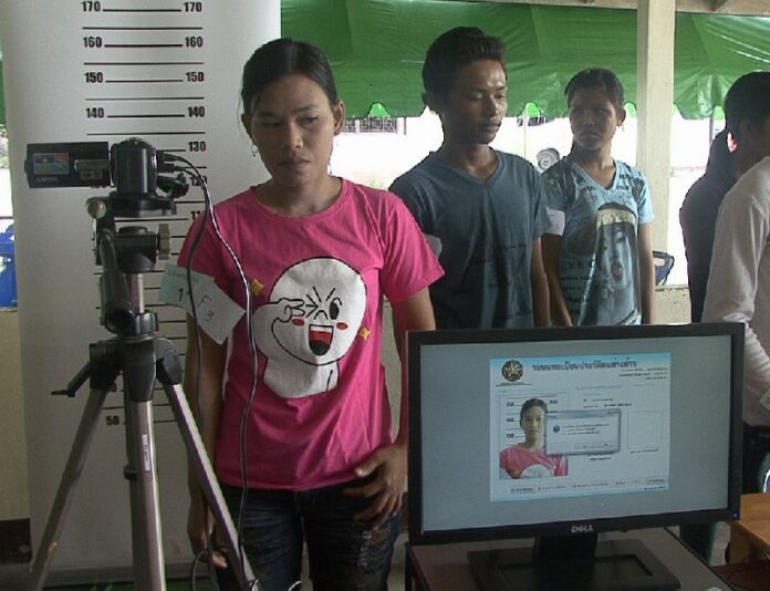 Burmese migrants on Koh Tao register for alien worker ID cards in the wake of the murder of two British tourists on the island, who police say were killed by two Burmese men. 13 Oct 2014.<br />
