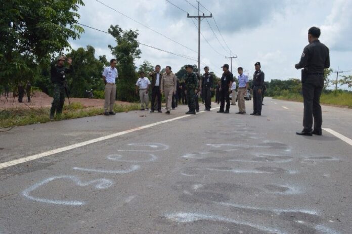 Security officers inspecting the site of a roadside bombing that injured 4 soldiers in Narathiwat province, 15 October 2014.
