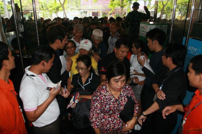 Thais line up for free tickets to the Legend of King Naresuan 5: Elephant Battle, 15 June 2014.<br />