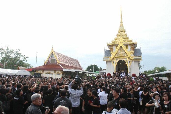 More than 10,000 people attended the ceremony at Bang Phai Temple in Nonthaburi province, 19 Oct 2014.