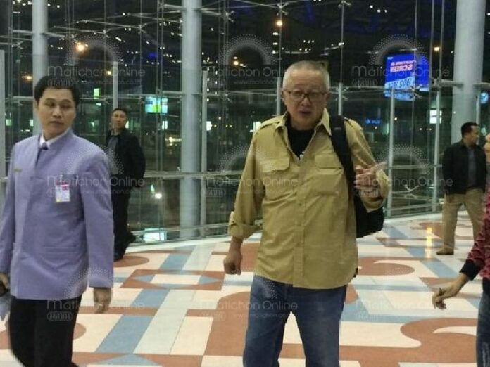 Sondhi Limthongkul, the co-founder of the Yellowshirt movement, at Suvarnabhumi Airport before catching a flight to Japan, 19 Oct 2014.<br />