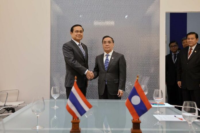 Thai PM Prayuth Chan-ocha (L) with the PM of Laos in Milan during the ASEM summit on 17 Oct 2014.