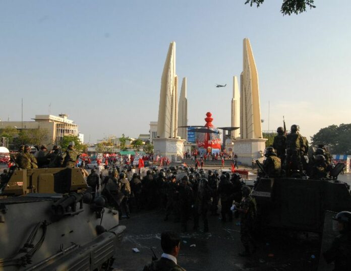 Soldiers confront Redshirt protesters on Din So Road, opposite Democracy Monument, in Bangkok on 10 April 2010.<br />